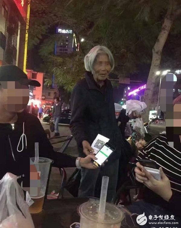 乞丐老太都用微信二维码乞讨了!互联网发展是有多快