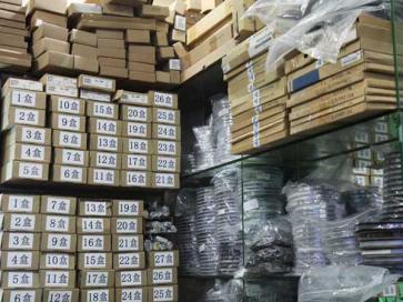 点击查看大图 深圳市福田区新亚洲电子市场巨峰伟业电子经营部实景