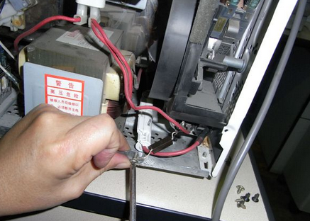 微波炉的变压器和高压电容的连接    微波炉变压器和电容接线 方法一