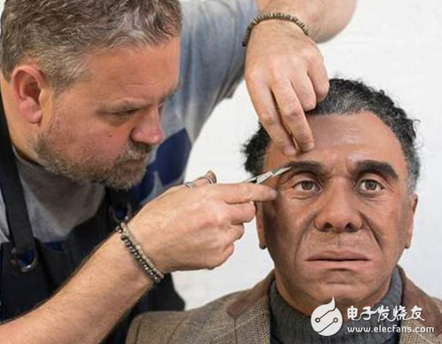 英国科学家制造出一款“能说会跳”的超逼真机器人