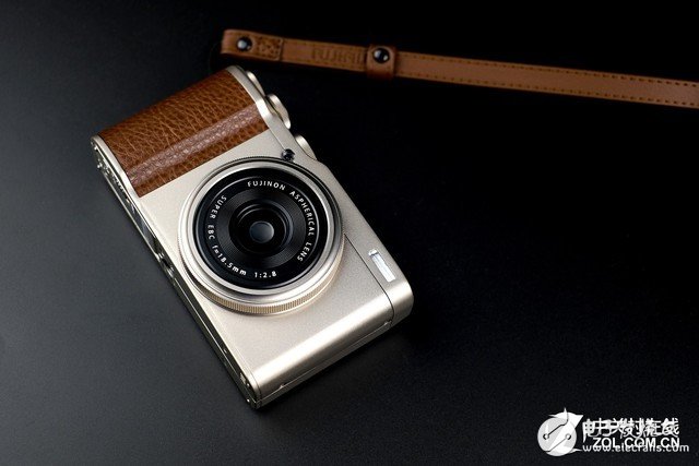 富士XF10便携相机，搭载18.5mm定焦镜头等效焦距约为28mm有效像素高达2420万
