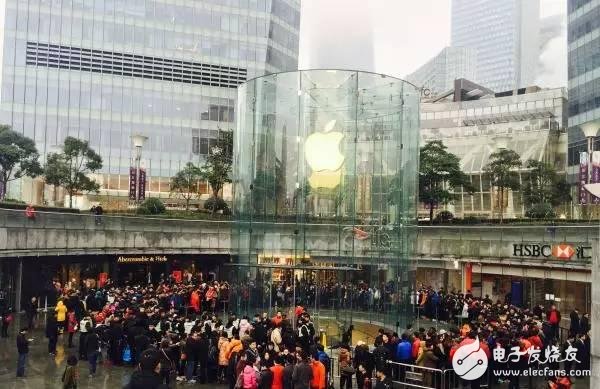 昨日，上海某专卖店前排起长队，就为了一副耳机